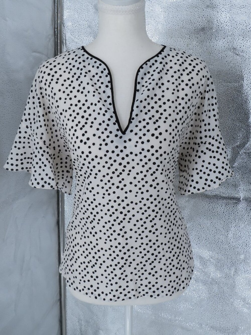 White Polka Dot Blouse V Neck Flowy Top Womens Size 20 5 Shoulder 23 Length
